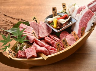 さまざまな人気の部位を豪快に盛り付けた『弘商店　船盛り』