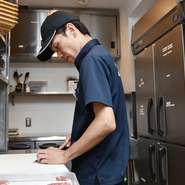 過去にホールで働いていた経験を活かし、お客さまの反応にアンテナを貼るように常に気を付けています。「おいしい」と言って頂けるようなサービスができたら嬉しいです。

