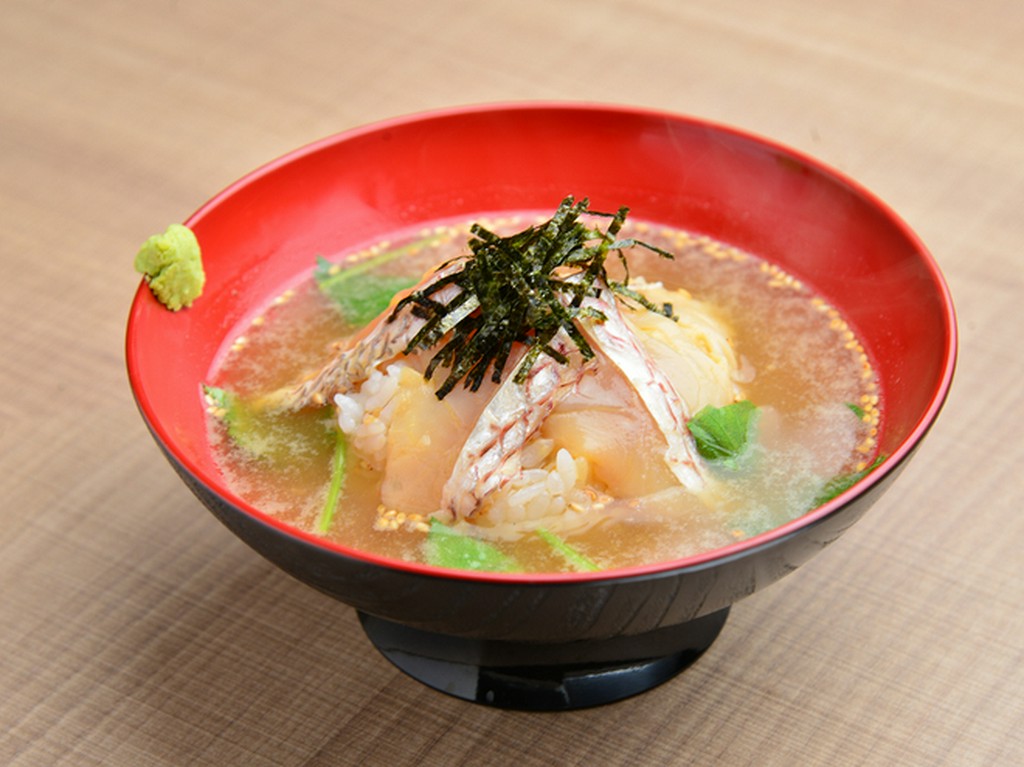 香り豊かな出汁と新鮮な鯛の味わいが絶妙の『鯛の胡麻茶漬け』