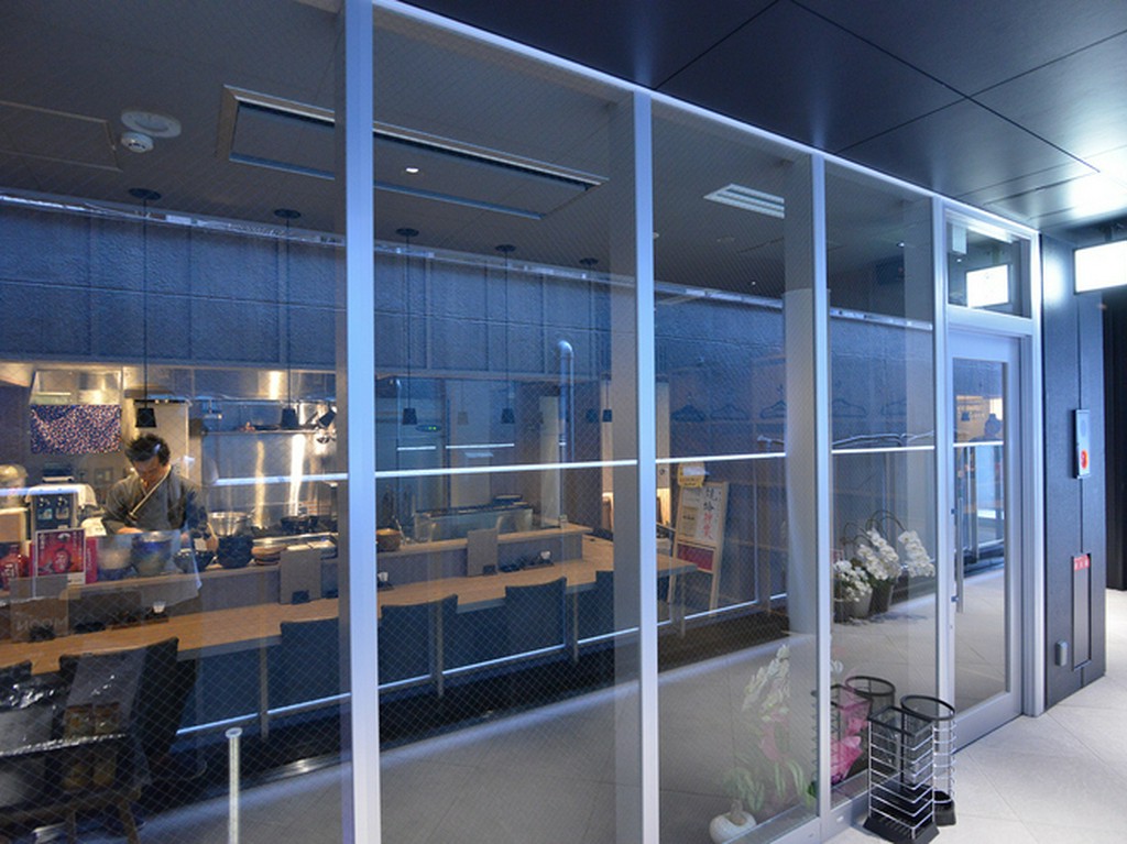 調理する過程までがごちそうの贅沢なお店のつくりが特徴的