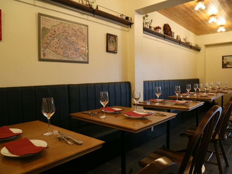 フランスの片田舎にあるような、アットホームなお店