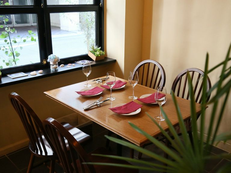 フランスの郷土料理を食べながら、ワインで乾杯はいかが