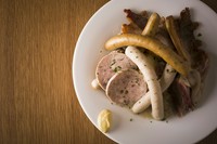 肉の旨みがたっぷりの『パイに包んで焼き上げた鴨とフォアグラのパテ』