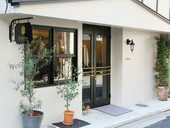 白い壁が印象的。本場フランスを思わせるスタイリッシュな外観