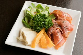 女性客からのリクエストに答えた彩り豊かな『前菜サラダ』