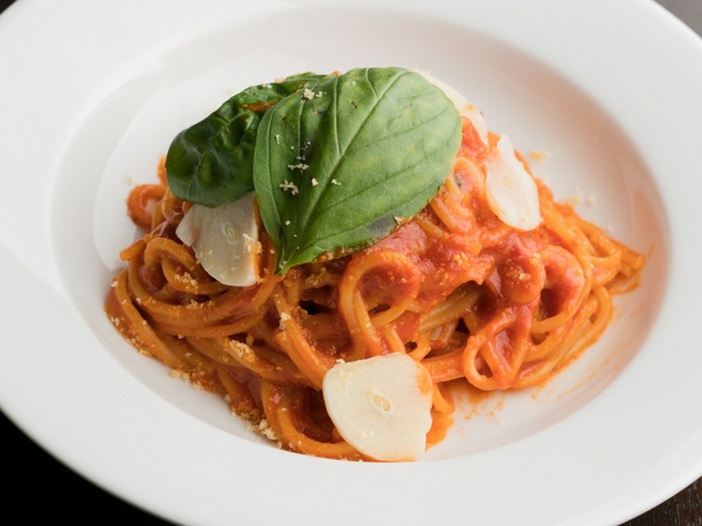 人気メニューの『パルミジャーノとバジリコのトマトソース』