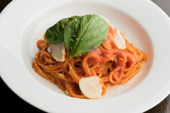 人気メニューの『パルミジャーノとバジリコのトマトソース』