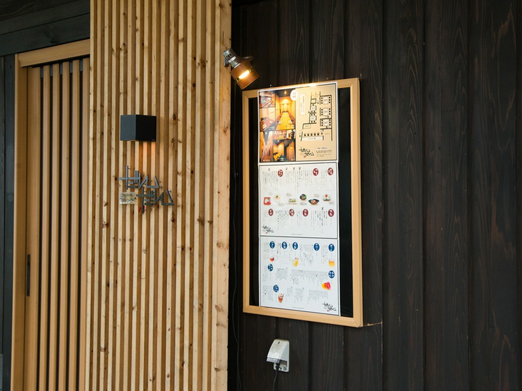 お洒落なエントランスにある、暖かい灯りがお出迎え