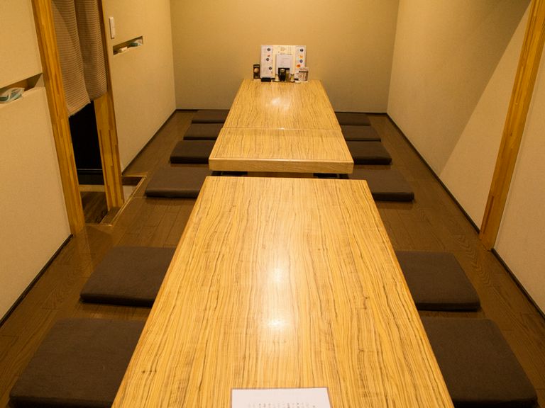 すっきりした内装の個室が完備されており、会食に、宴会に最適