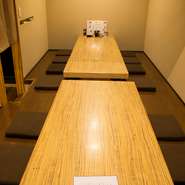 すっきりした内装の個室が完備されており、会食に、宴会に最適