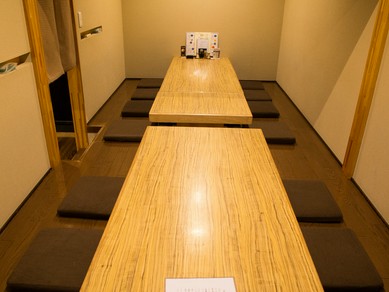 すっきりした内装の個室が完備されており、会食に、宴会に最適