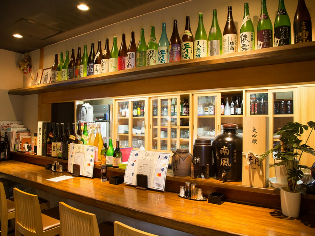 店主と会話を愉しめるカウンターは居酒屋の特等席