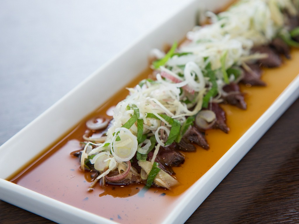 新庄名物をアレンジして食べやすく、クセの無い味わいに仕上げた『馬肉タタキ』