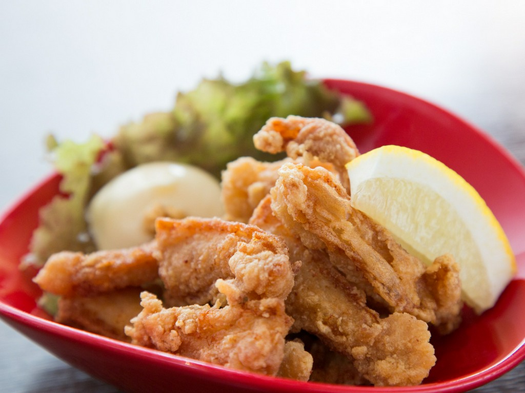 香ばしく後を引く美味しさ。ビールのお供にぴったり！『肉付きヤゲン軟骨の唐揚げ』