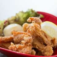 香ばしく後を引く美味しさ。ビールのお供にぴったり！『肉付きヤゲン軟骨の唐揚げ』