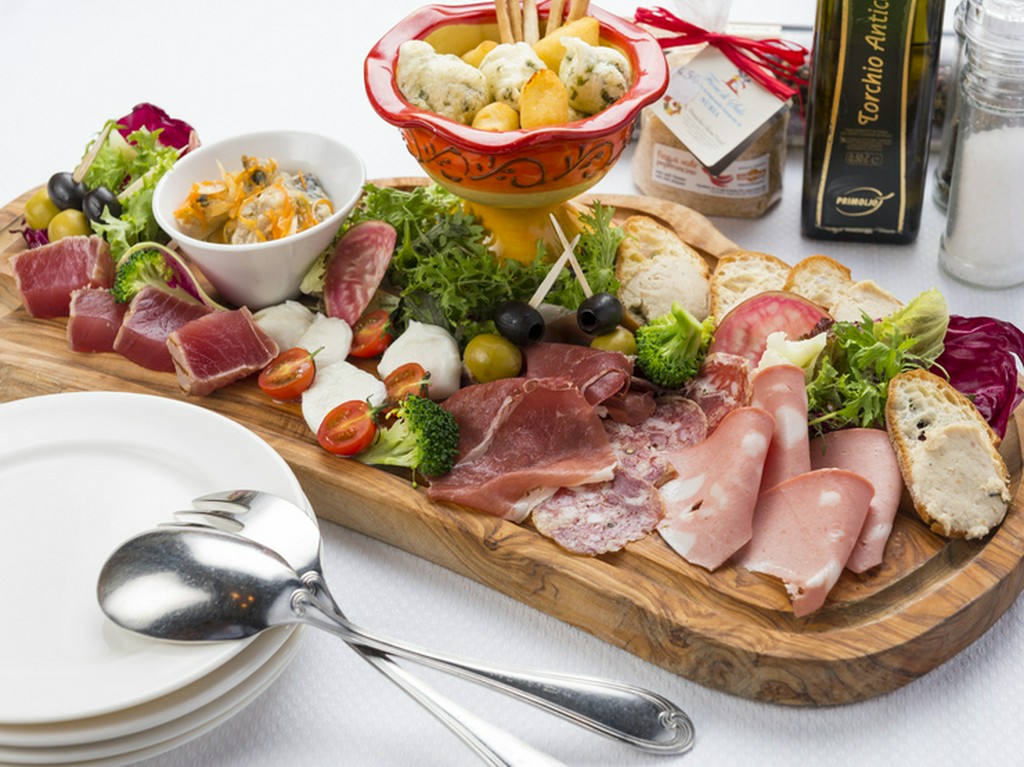 季節感たっぷりの贅沢な逸品『カンパニオの前菜盛り合わせ』