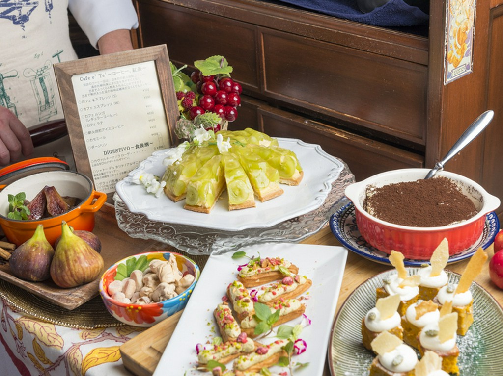 コース料理を締めくくる、お店自慢の『デザートワゴン』