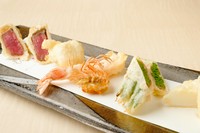 先付け
前菜
季節のお料理
天ぷら8品
お食事（トリュフの卵かけ御飯）
（天丼、塩天丼、天茶）
甘味