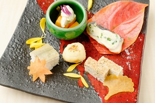 食の都・大阪が誇る食材を吟味し、絶品天ぷらと季節の料理に