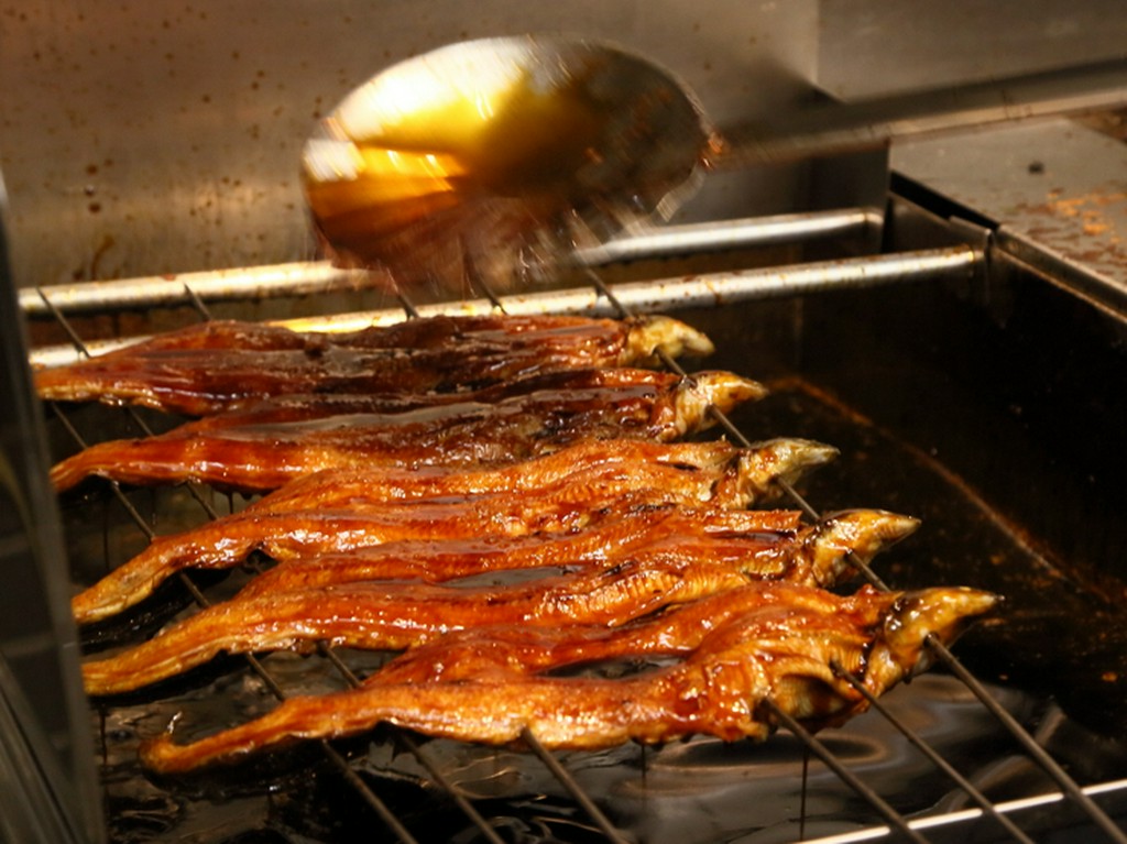 焼き場から漂うタレの香り。丁寧に焼き上げる職人技は見どころ