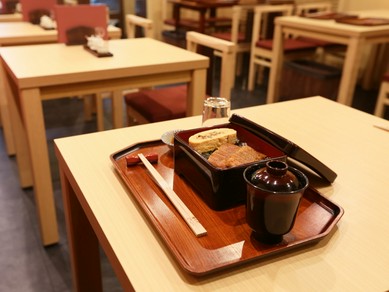 明るくすっきりとした内装と漆の食器が、料理を一層引き立てる
