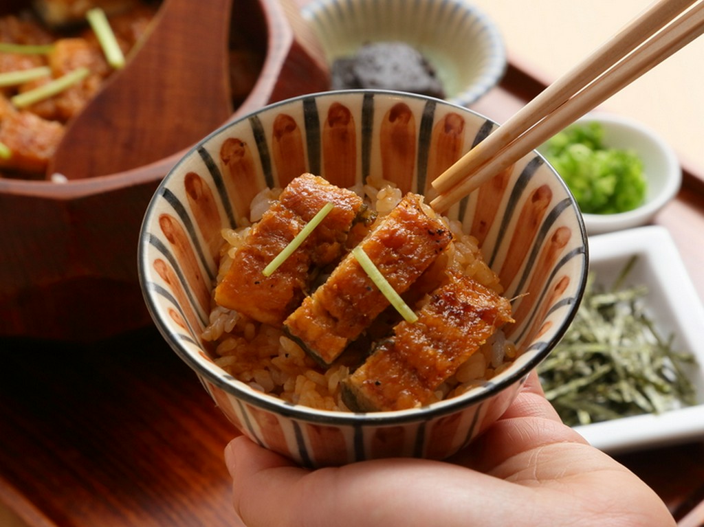 『おひつまむし』の楽しみ方：そのままうなぎ丼として味わう