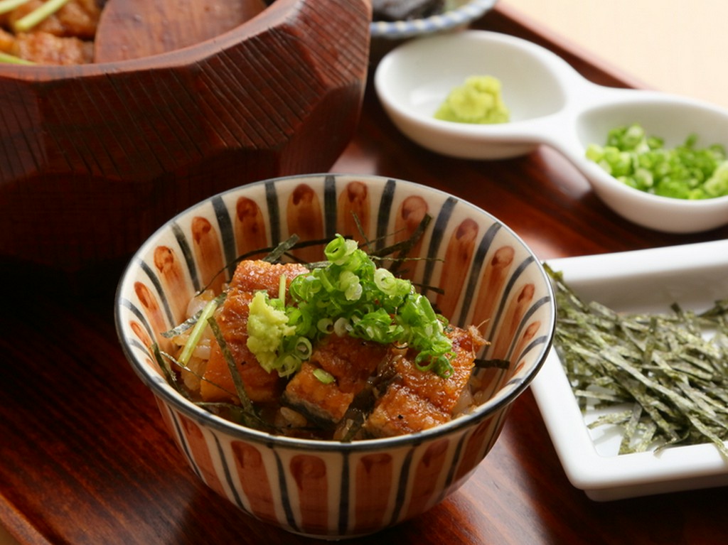 『おひつまむし』の楽しみ方：海苔やネギなどの薬味をのせて