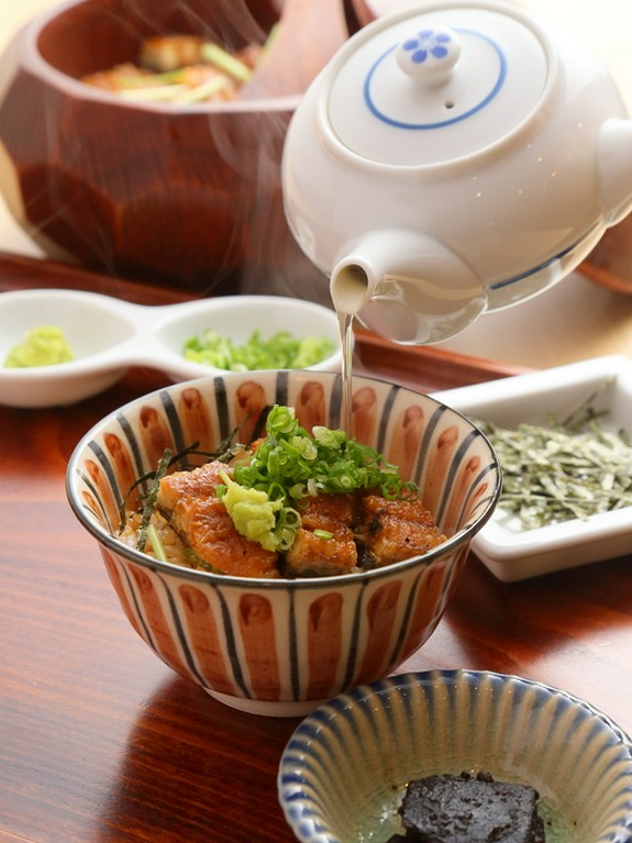 『おひつまむし』の楽しみ方：出汁をたっぷりかけてお茶漬け風