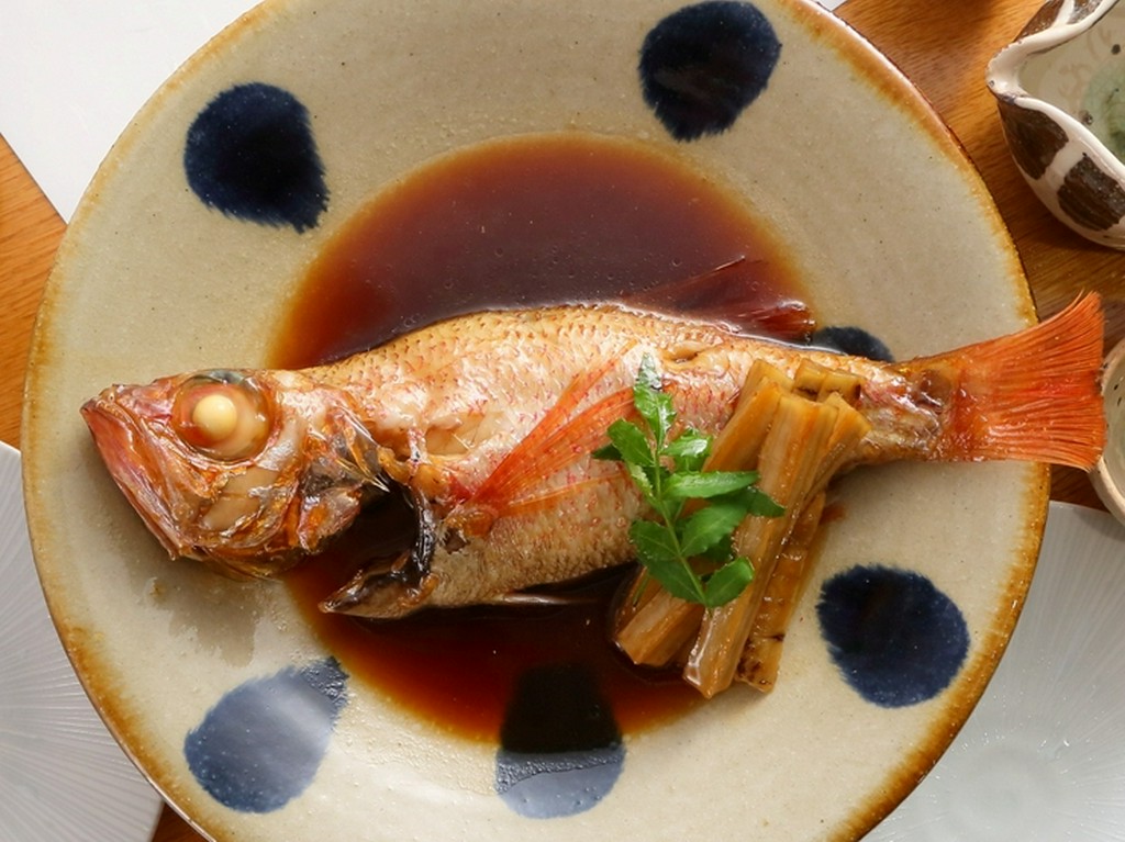 とろける食感と飽きの来ないやさしい味わい。日替わり鮮魚でつくる『季節の魚煮付』