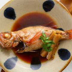 とろける食感と飽きの来ないやさしい味わい。日替わり鮮魚でつくる『季節の魚煮付』