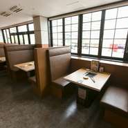 テーブル席は、ベビーカーごと席につけられるようになっています。お子様用椅子も用意されており、ファミリーに優しい気遣いが感じられるお店。席と席の間にある仕切りが高く、周りを気にせず食事が楽しめます。