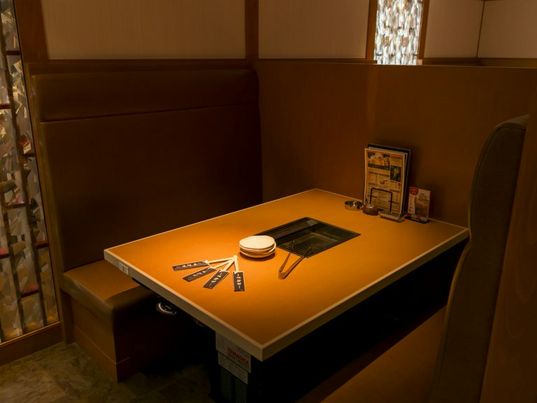 少人数での会食にぴったりな4〜5名用の半個室席