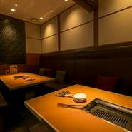 各テーブルに鉄板が設置されており、自分たちのペースで焼いて食べられます。つい、おしゃべりに集中しがちな女子会にも最適。いつでも気が向いた時に、熱々をいただけます。