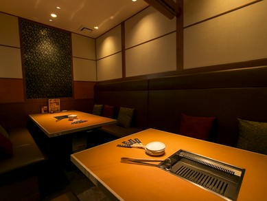 プライベートな時間を謳歌できる、モダンな個室席