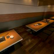 2階には20名まで収容可能な座敷があり、すべて掘りごたつとなっています。足元を気にせずゆったりとくつろげるの魅力。リラックスした雰囲気と美味しいお肉に、身も心も癒されます。