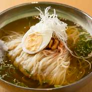 生姜の風味がほのかに漂う手づくりスープが絶品の『冷麺』