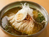 生姜の風味がほのかに漂う手づくりスープが絶品の『冷麺』