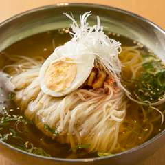 生姜の風味がほのかに漂う手づくりスープが絶品の『冷麺』
