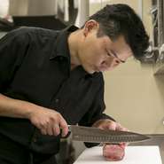 笑顔で、心地よく過ごしていただけるような接客を心掛けております。『リブロース』や『カイノミ』など希少部位の一枚売りもしておりますので、気軽にご用命ください。