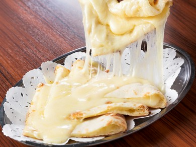 トロトロのチーズがクセになる『チーズナン』
