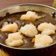 玉葱とカラメルベースでできたクセになる海老カレー。