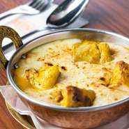 インドの香辛料を加え、窯で焼いた柔らかチキンとチーズのグラタン風カレー。カレーにたっぷりとチーズをトッピングして、オーブンで焼き上げてくれるのでいつまでも熱々です。