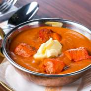チキンティッカをトマトベース・バター・生クリームで調理した大人気のカレー。バターがたっぷり入っていて、まろやかな味です。辛いものが好きな方には辛さを調整できます。