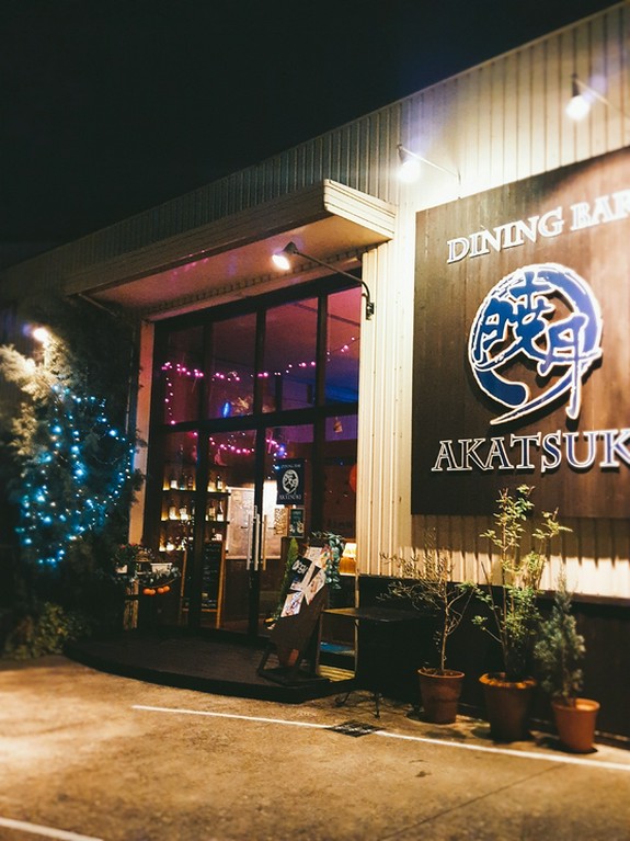 吹き抜けの高い天井や、細部にまでこだわるオシャレな雰囲気の店