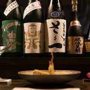 全国の日本酒の地酒の中から、沖縄の食材や料理に合うものをセレクトしました。コースに合わせた日本酒のペアリングもあり。詳しくはスタッフまで。