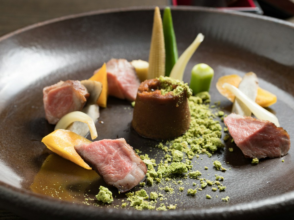 油味噌のソースとやんばる島豚の相性抜群！『やんばる』