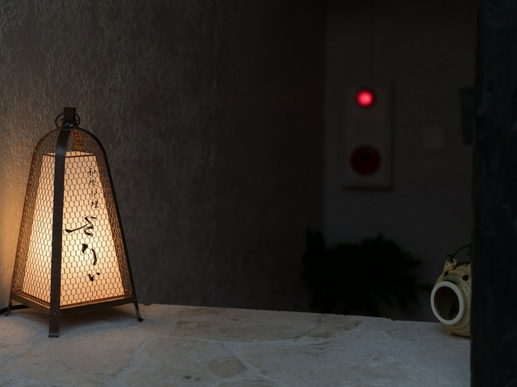 足元行灯が店内へといざなう