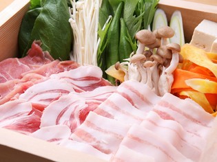 沖縄県産の「あぐー豚」「久米島赤鶏」「おきなわ和牛」を使用