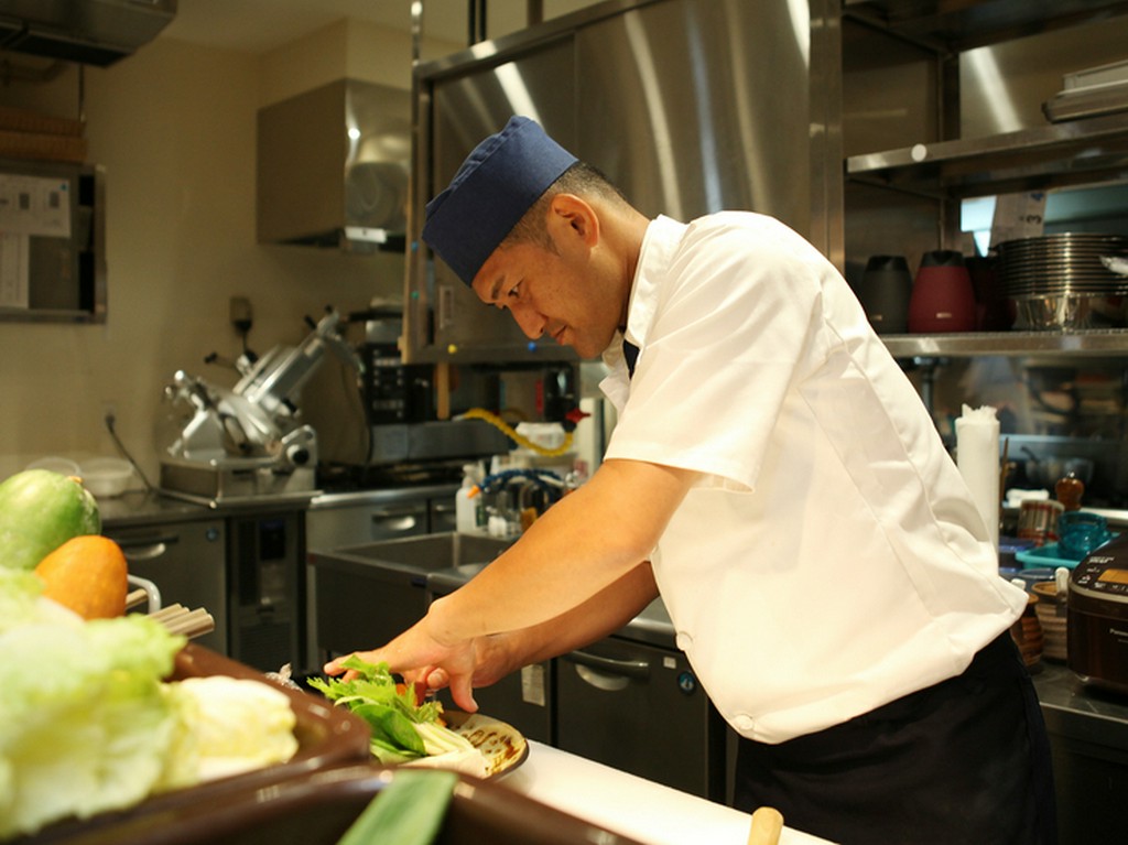 厨房とホールの両方できる人材を育成。お客様の「満足感」へ