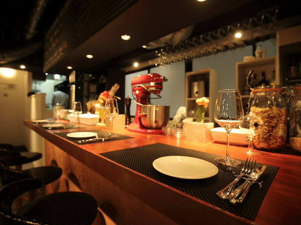 カウンター席に座ると出迎えてくれる店員の気さくな笑顔